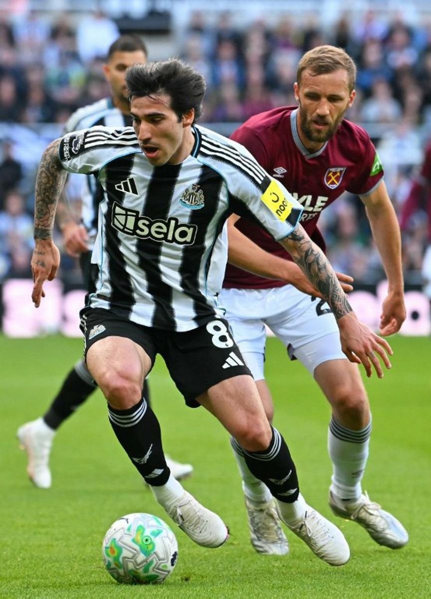 Newcastle United's Italian midfielder #08 Sandro Tonali (L) vies with West Ham United's Czech midfielder #28 Tomas Soucek (R) during the English Premier League football match between Newcastle United and West Ham United at St James' Park in Newcastle-upon-Tyne, north east England on May 17, 2026. ANDY BUCHANAN / AFP