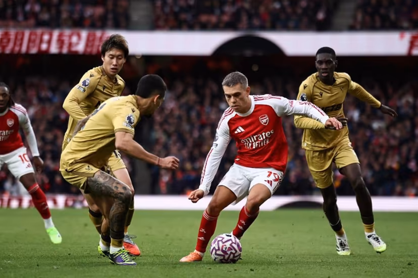 Arsenal's Belgian midfielder #19 Leandro Trossard (C) vies with Crystal Palace's Colombian defender #02 Daniel Munoz (L) during the English Premier League football match between Arsenal and Crystal Palace at the Emirates Stadium in London on October 26, 2025.   HENRY NICHOLLS / AFP