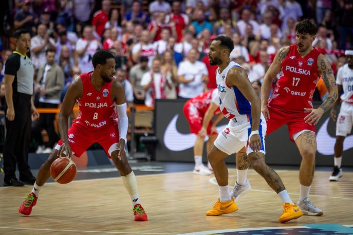 Poland's shooting guard #08 Jordan Loyd (L) France's point guard France's point guard France's point guard #0 Elie Okobo (C) and Poland's center #17 Dominik Olejniczak (R) vie during the FIBA EuroBasket 2025 Group D basketball match between France and Poland at the Spodek Arena in Katowice, Poland on September 2, 2025. Wojtek RADWANSKI / AFP