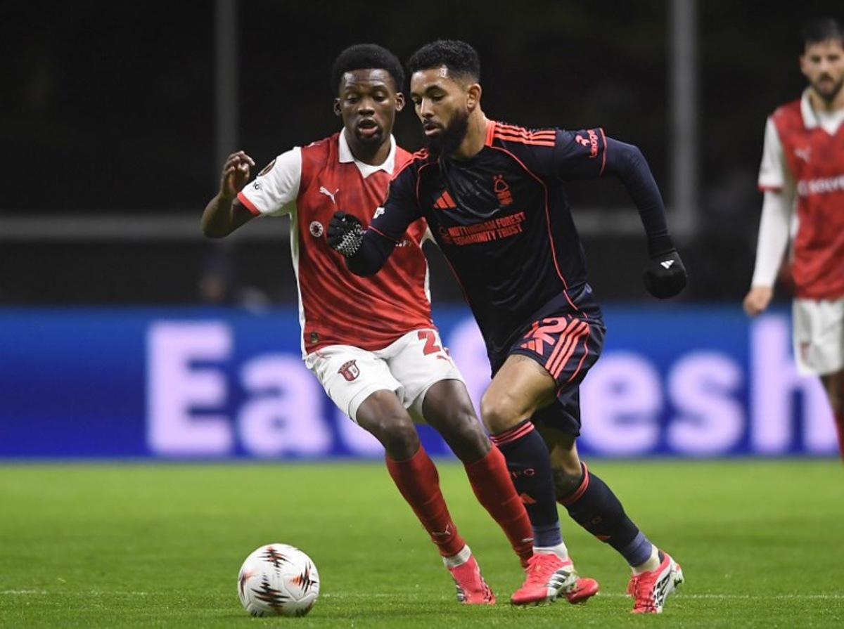 Sporting Braga's French midfielder #29 Jean-Baptiste Gorby fights for the ball with Nottingham Forest's Brazilian midfielder #12 Douglas Luiz during the UEFA Europa League first round day 7 football match between SC Braga and Nottingham Forest FC at the Municipal stadium of Braga on January 22, 2026. MIGUEL LEMOS / AFP