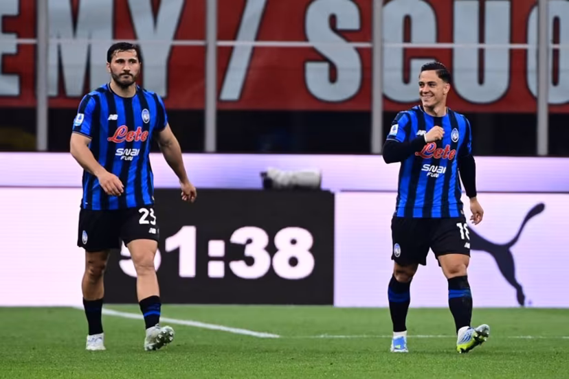 Atalanta's Italian forward #18 Giacomo Raspadori (R) celebrates after scoring his team's third goal during the Italian Serie A football match between AC Milan and Atalanta Bergamo at San Siro Stadium in Milan on May 10, 2026. Piero CRUCIATTI / AFP