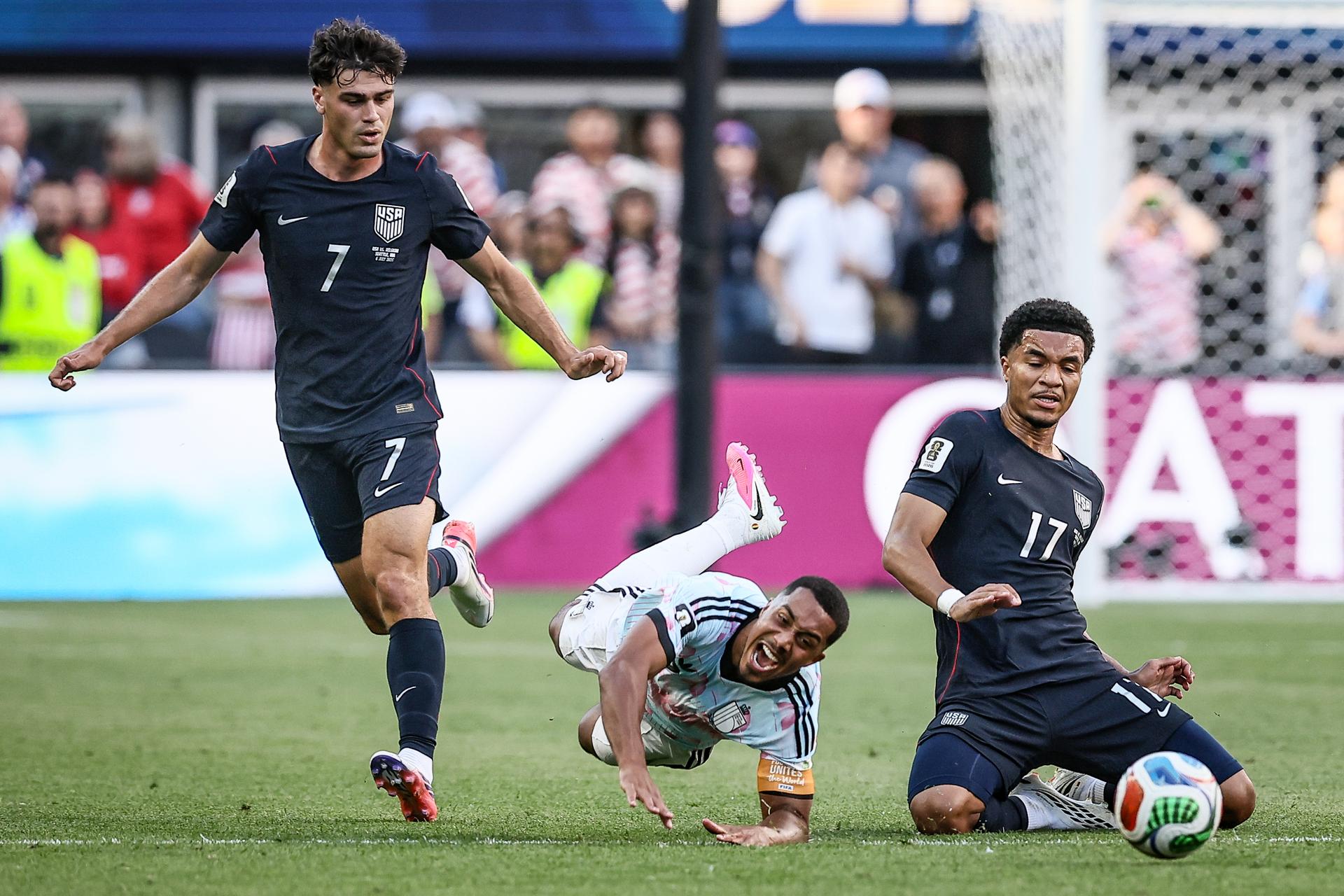 US' Giovanni Reyna, Belgium's Youri Tielemans and US' Malik Tillman fight for the ball during a soccer game between the USA and Belgian national team Red Devils, on Monday 06 July 2026, at the Seattle Field, in Seattle, a 1/8 finals game in the FIFA World Cup 2026. BELGA PHOTO BRUNO FAHY
