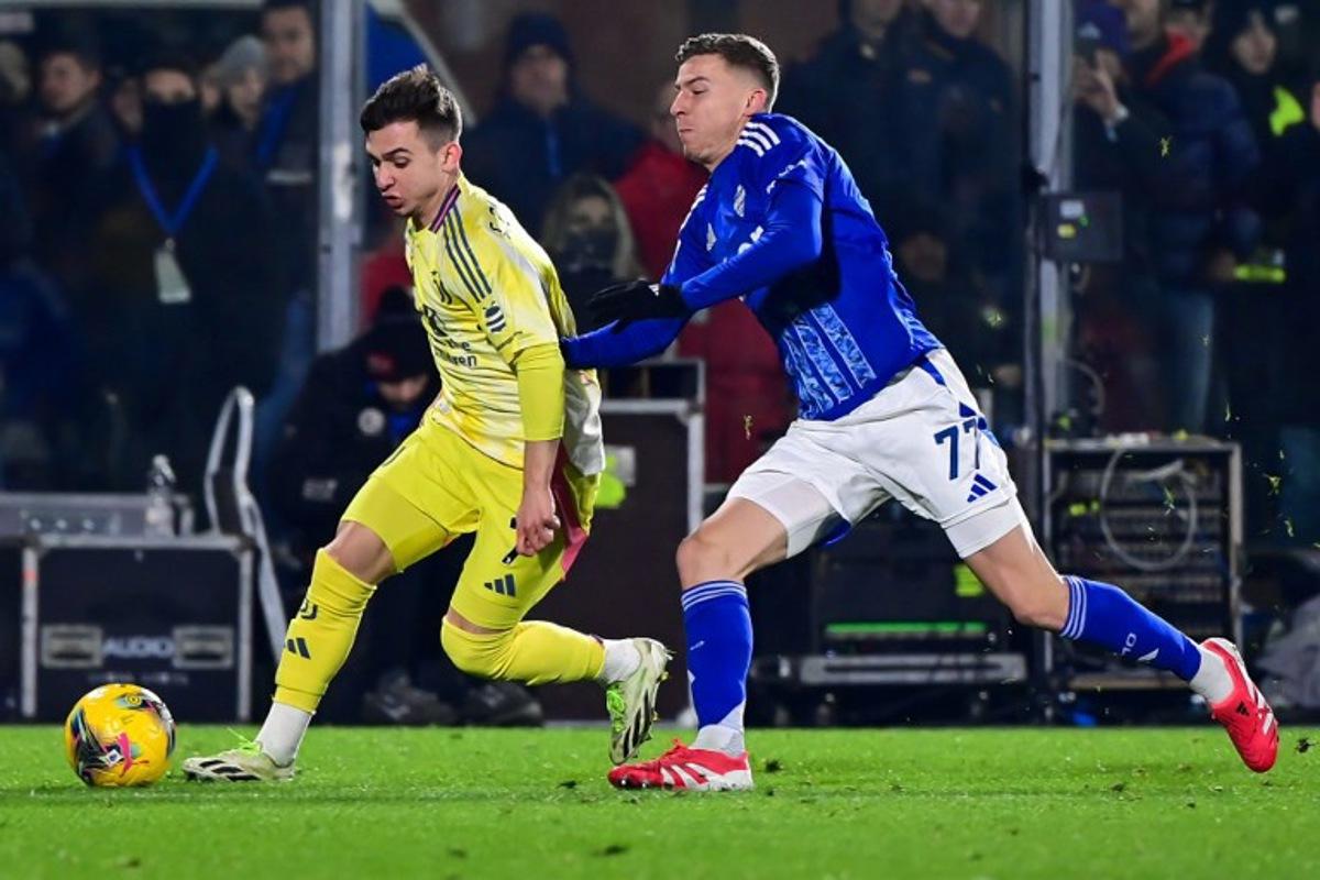 Juventus' Portuguese forward #7 Francisco Conceicao (L) fights for the ball with Como's Belgian defender #77 Ignace Van der Brempt during the Italian Serie A football match between Como and Juventus at Giuseppe Sinigaglia Stadium in Como, Italy on February 7, 2025. Piero CRUCIATTI / AFP