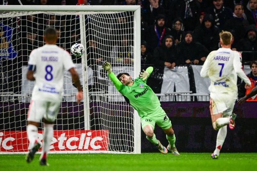 Strasbourg's Belgium goalkeeper #39 Mike Penders (C) stretches to save the ball during the French L1 football match between Olympique Lyonnais (OL) and RC Strasbourg Alsace at the Parc Olympique Lyonnais stadium in Decines-Charpieu, central-eastern France, on October 26, 2025. OLIVIER CHASSIGNOLE / AFP