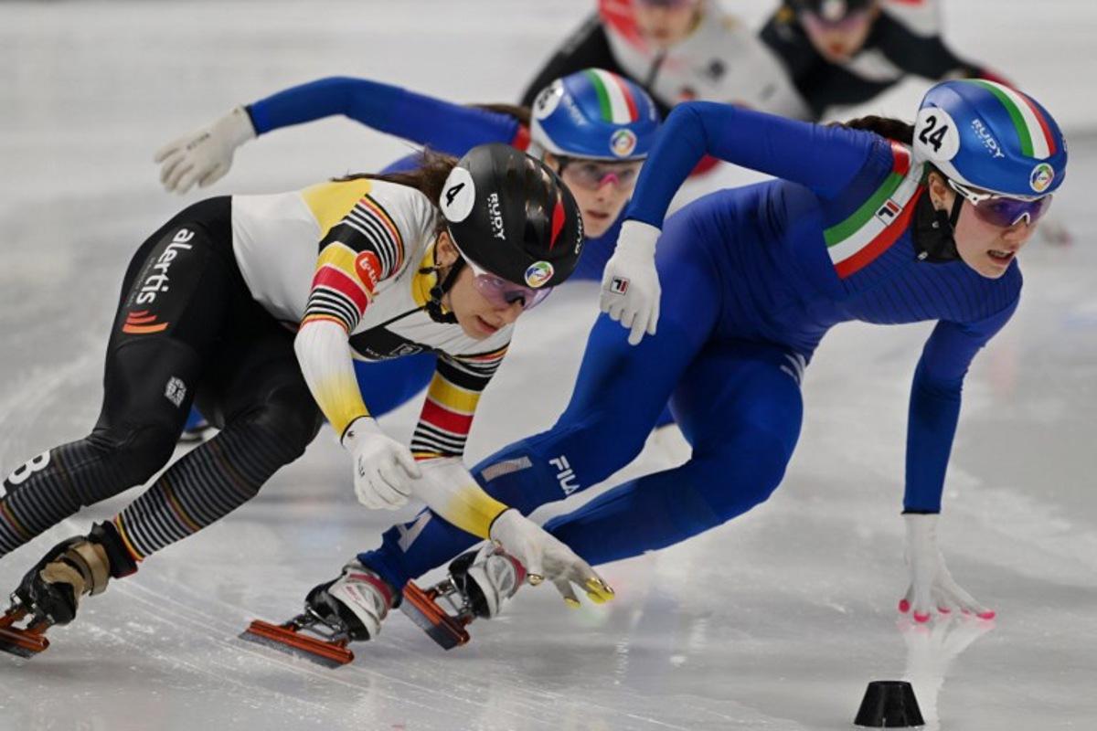 Belgium's Hanne Desmet (L) and Italy's Elisa Confortola (R) compete in the women's 1000 meters quarter-finals at the ISU World Short Track Championships in Beijing on March 15, 2025. GREG BAKER / AFP