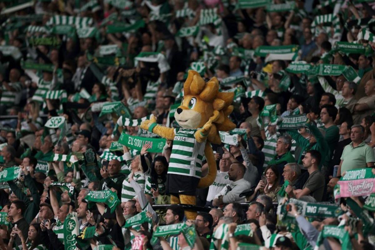 Sporting fans hold their team's mascot Jubas ahead of the Portuguese League football match between Sporting CP and CD Santa Clara at Jose Alvalade stadium in Lisbon on April 3, 2026. PATRICIA DE MELO MOREIRA / AFP