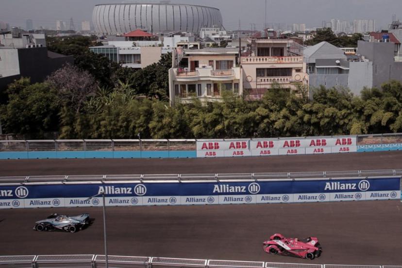 Mercedes EQ Formule E Team driver Belgian Stoffel Vandoorne (L) and Avalanche Andretti Formula E driver British Jake Dennis (R) compete in the Formula E qualifying session at the Jakarta Formula E circuit in Jakarta on June 4, 2022. POPOH RIA / AFP