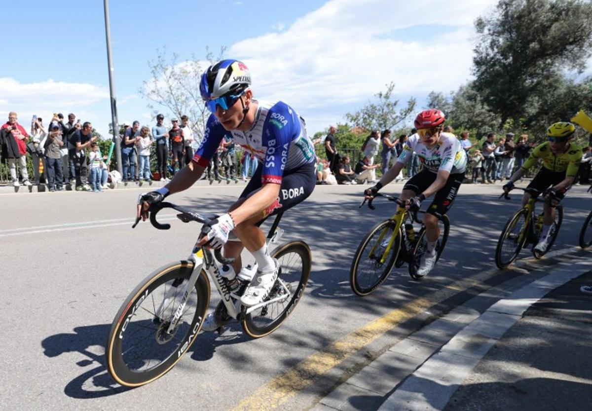 Team Bora's German rider Florian Lipowitz (L) competes with the overall ranking leader Team Visma-Lease a bike's Danish rider Jonas Vingegaard during the seventh and last stage of the 2026 'Volta a Catalunya' cycling tour of Catalonia, a 95,1 km race between Barcelona and Barcelona, on March 29, 2026. Josep LAGO / AFP