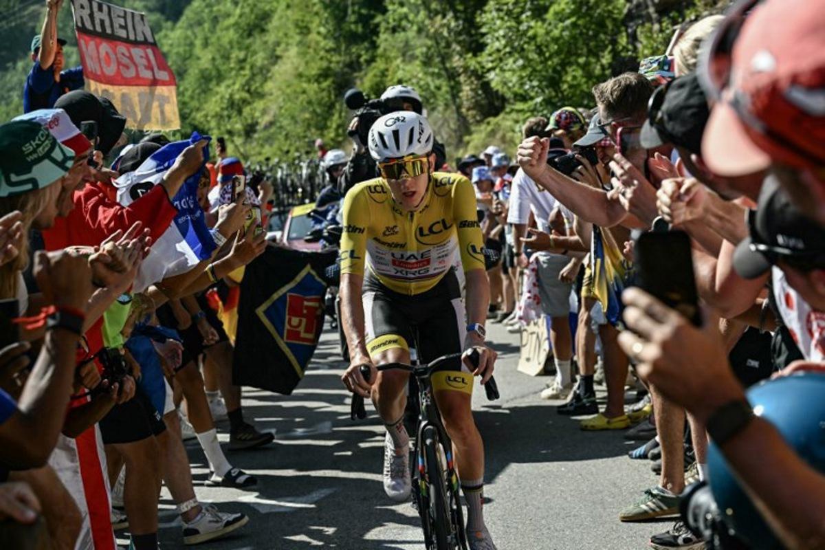 UAE Team Emirates - XRG's Slovenian rider Tadej Pogacar wearing the overall leader's yellow jersey chases down the lead breakaway group in the Alpe d'Huez ascent during the 19th stage of the 113th edition of the Tour de France cycling race, 127,9 km between Gap and Alpe d'Huez in the French Alps, on July 24, 2026. Loic VENANCE / AFP