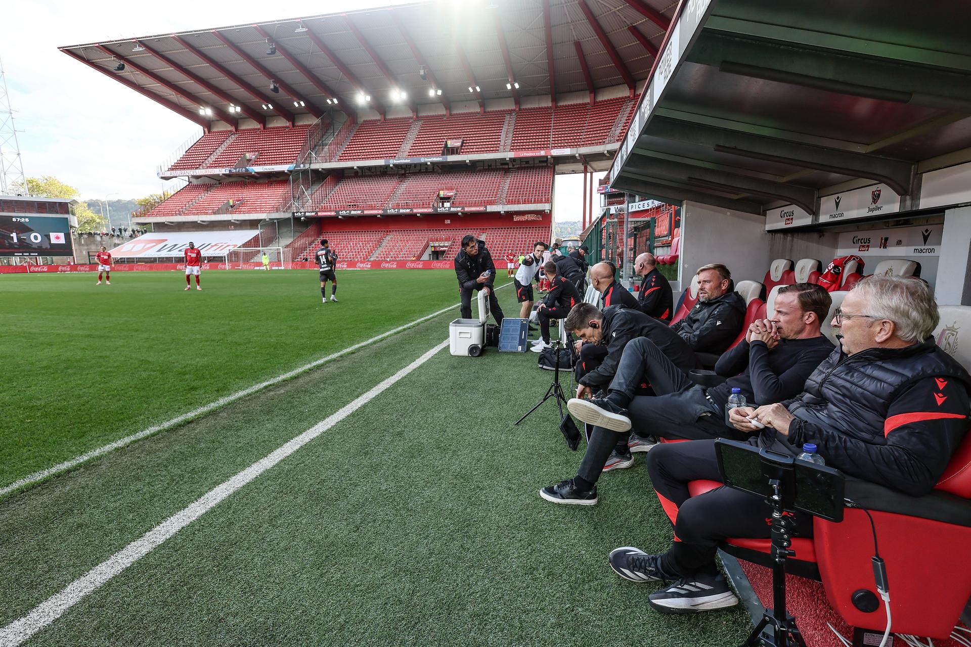 Standard's new head coach Vincent Euvrard and Standard's assistant coach Jose Jeunechamps pictured during the last part of the soccer match between Standard de Liege and Royal Antwerp FC, Monday 20 October 2025 in Liege, on day 11 of the 2025-2026 'Jupiler Pro League' first division of the Belgian championship. The match was stopped a few minutes before the end on Friday due to misconduct by supporters. BELGA PHOTO BRUNO FAHY