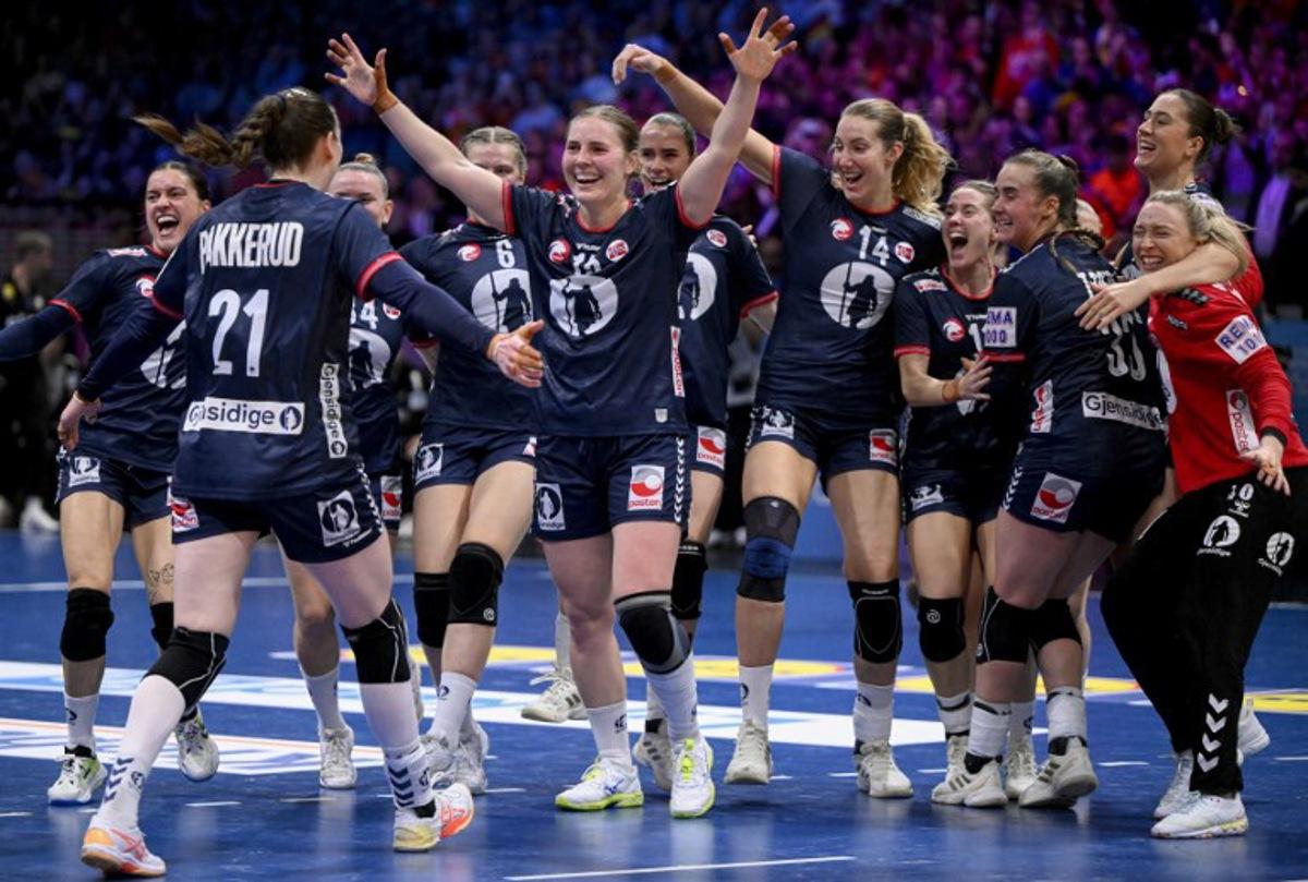 Norway's players celebrate after winning the IHF Women's Handball World Championship final match between Germany and Norway at the Rotterdam Ahoy Arena, in Rotterdam on December 14, 2025. JOHN THYS / AFP