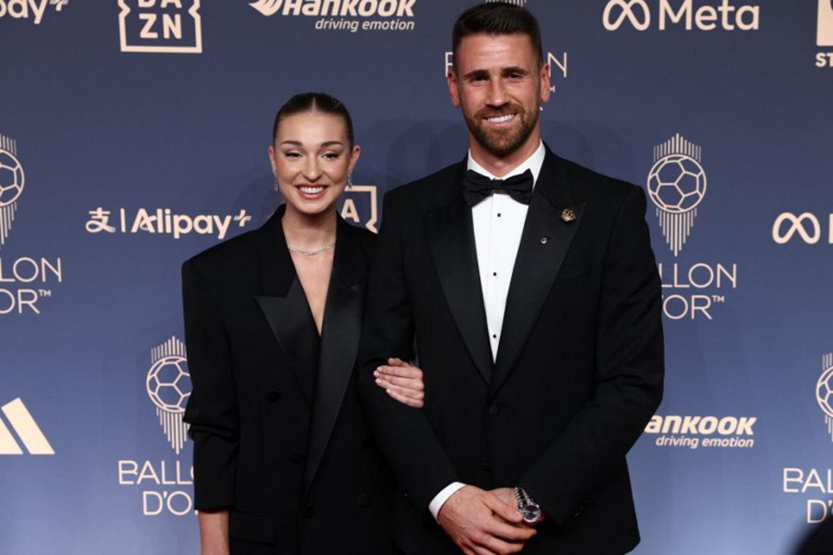 Spain and Athletic Bilbao goalkeeper Unai Simon (R) poses upon arrival to attend the 2026 Ballon d'Or France Football award ceremony at the Palladium Theatre in London on October 26, 2026. Toby Shepheard / AFP
