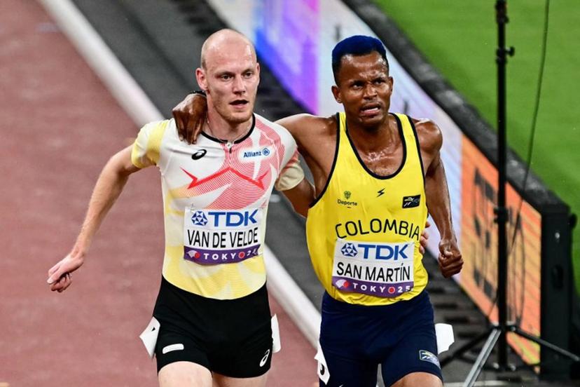 Belgium's athlete Tim Van De Velde (L) helps Colombia's Carlos San Martin as they compete in the men's 3000m steeplechase heats during the World Athletics Championships in Tokyo on September 13, 2025. Yuichi YAMAZAKI / AFP