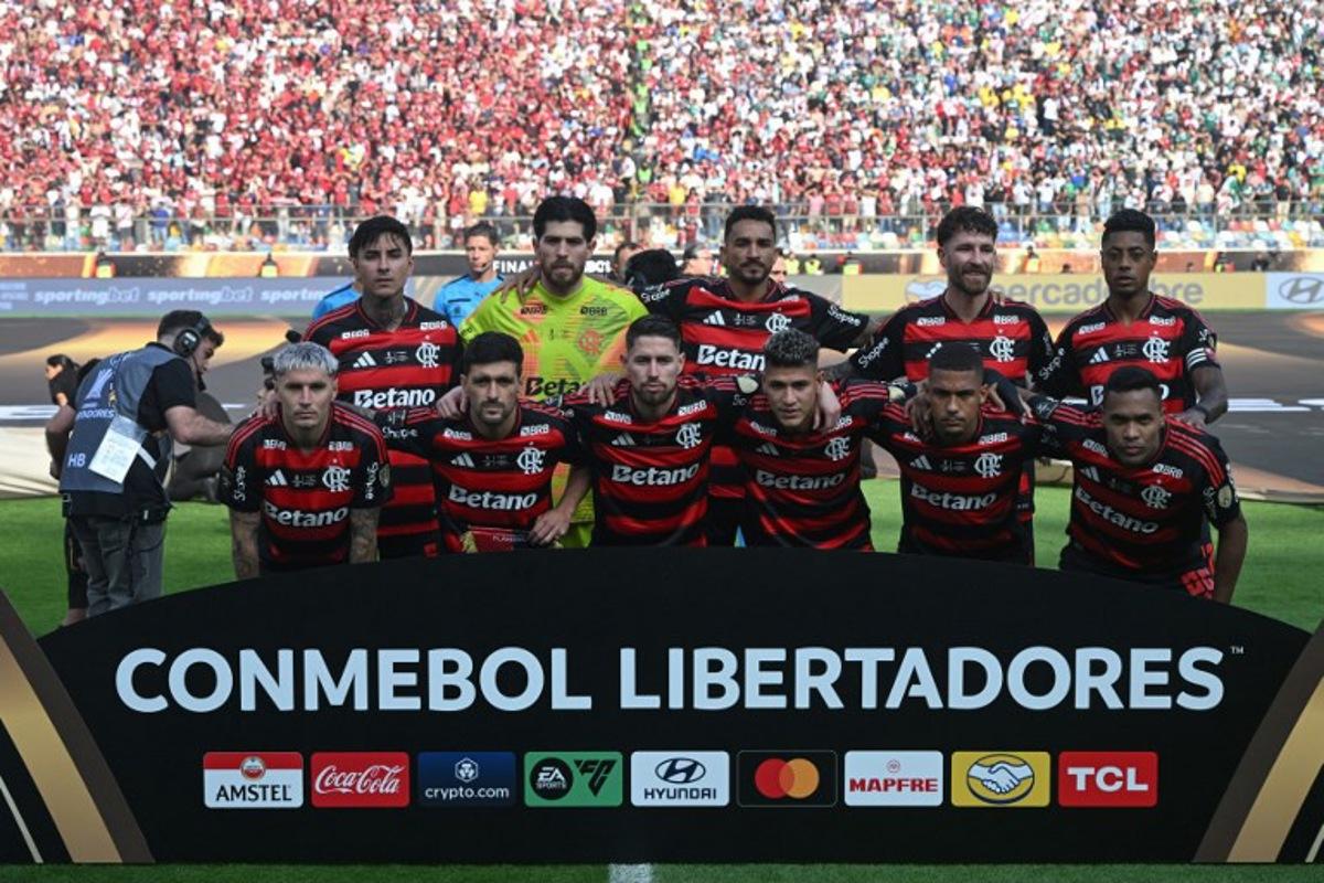 Flamengo team pose for a team photo ahead of the all Brazilian Copa Libertadores final football match between Palmeiras and Flamengo at Monumental 'U' Marathon stadium in Lima on November 29, 2025. ERNESTO BENAVIDES / AFP