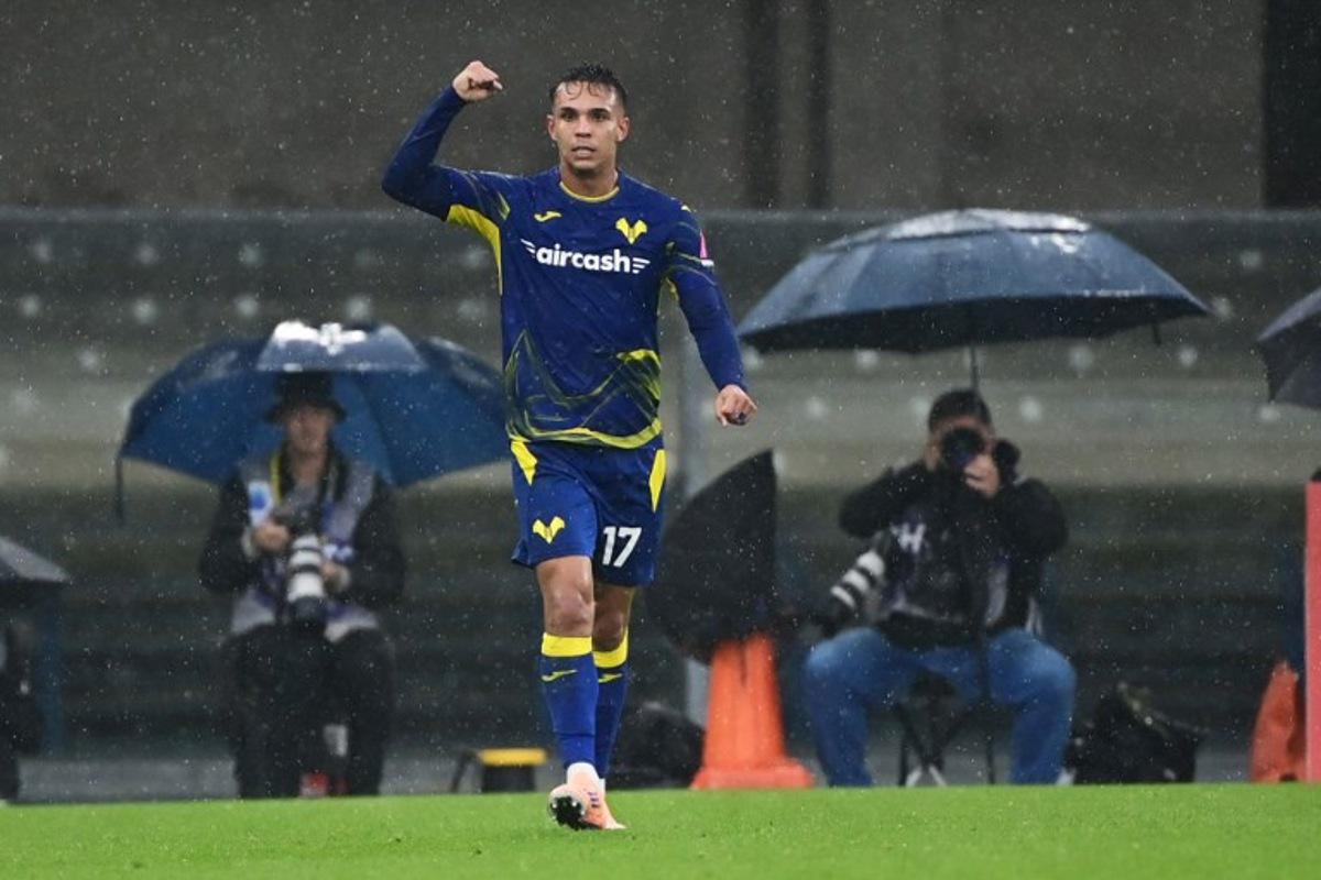Hellas Verona's Brazilian forward #17 Giovane Santana do Nascimento celebrates after scoring his team's first goal during the Italian Serie A football match between Hellas Verona and Inter Milan at the Bentegodi Stadium in Verona, on November 2, 2025. Piero CRUCIATTI / AFP