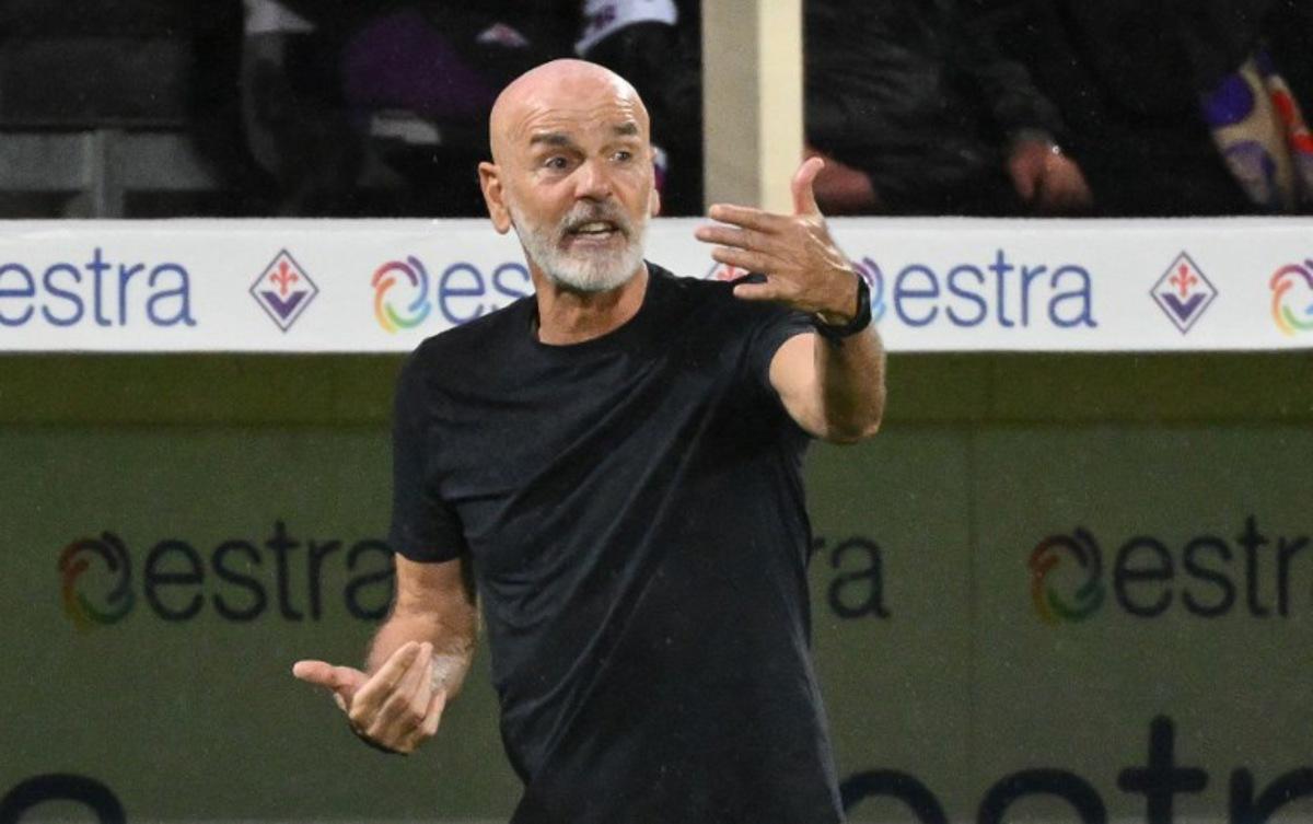 Fiorentina's Italian head coach Stefano Pioli reacts during the Italian Serie A football match between ACF Fiorentina and Napoli at Artemio Franchi stadium, in Florence, on September 13, 2025.  Alberto PIZZOLI / AFP