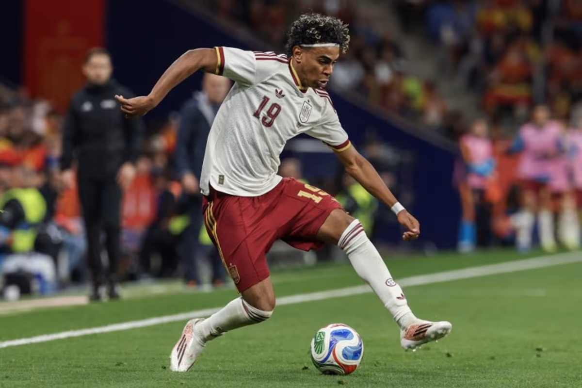 Spain's forward #19 Lamine Yamal controls the ball during the international friendly football match between Spain and Egypt at RCDE Stadium in Cornella de Llobregat, near Barcelona, on March 31, 2026. Lluis GENE / AFP
