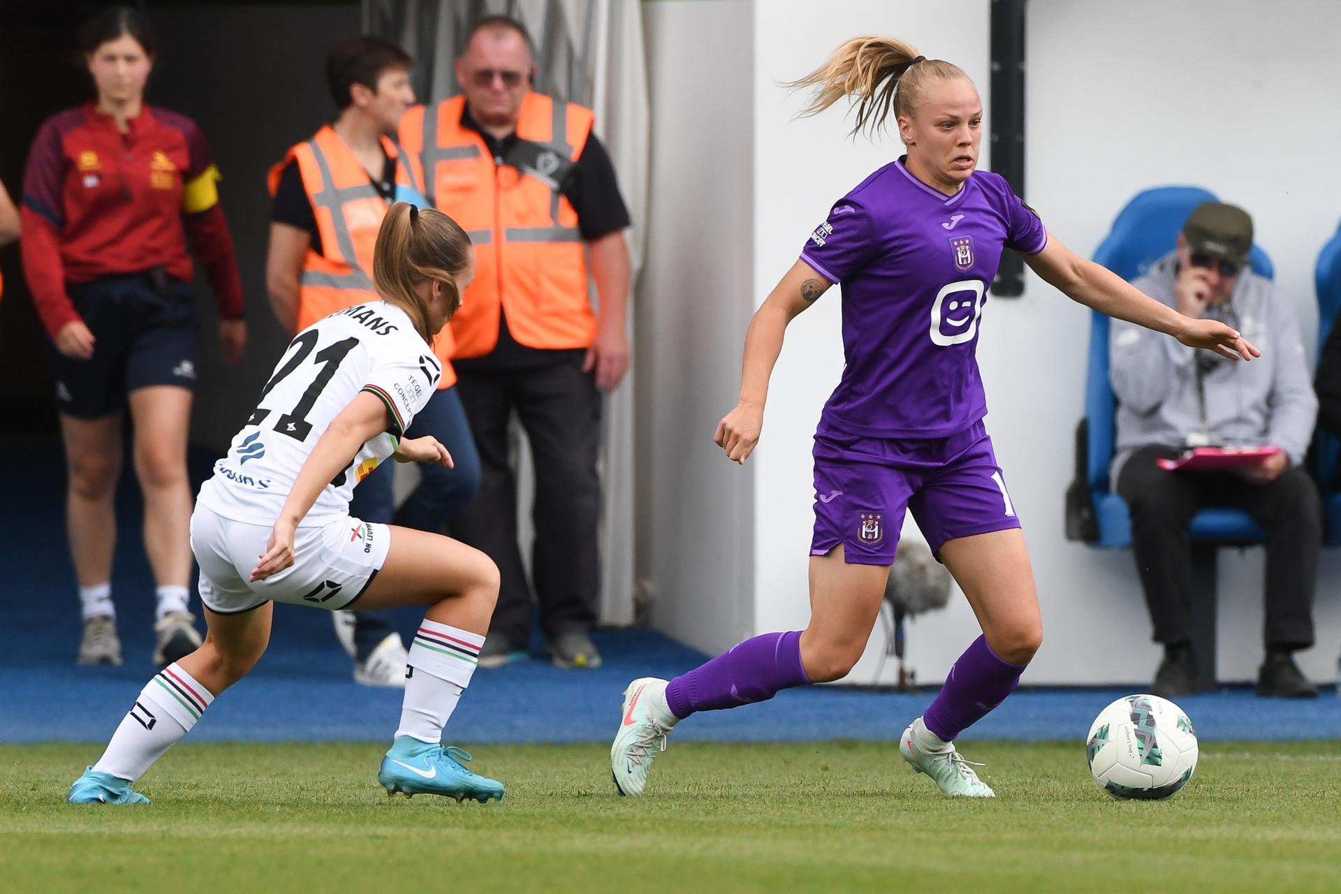 OHL Women's Flo Hermans and Anderlecht's Sarah Wijnants pictured in action during a soccer match between Oud-Heverlee Leuven and RSCA Women, Saturday 17 May 2025 in Heverlee, on day 6 (out of 6) of the Play-offs of the 2024-2025 'Super League Women' first division of the Belgian championship. BELGA PHOTO JILL DELSAUX