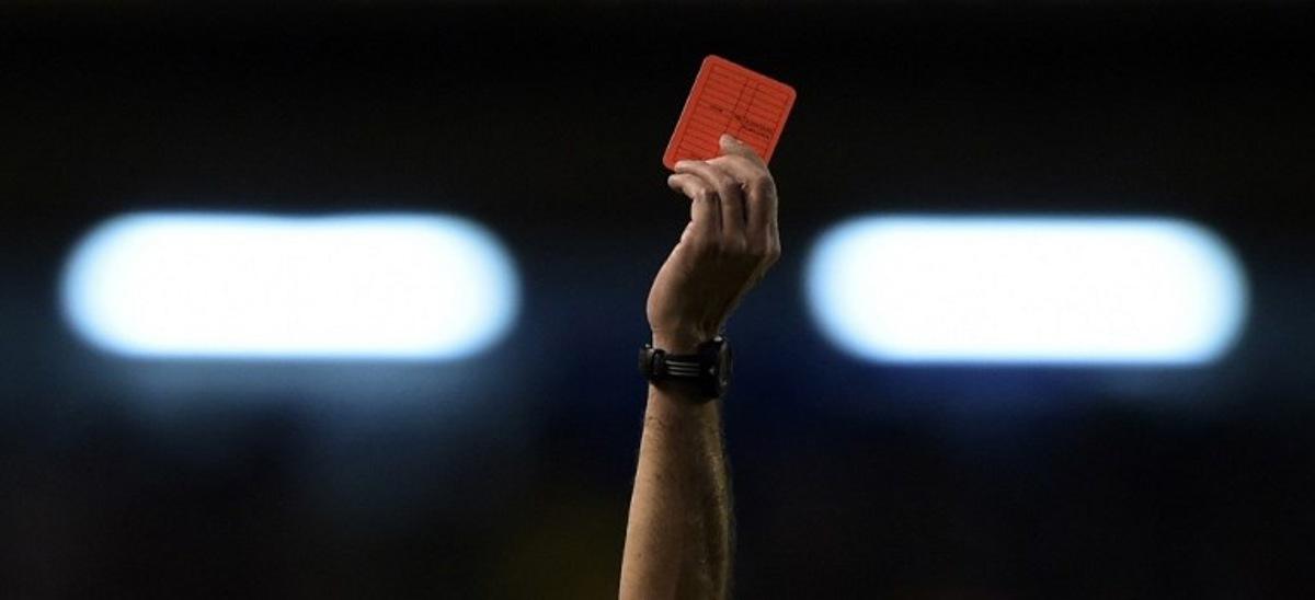 The hand of Argentine referee Diego Abal showing the red card to Rosario Central's defender Lucas Acevedo (not in frame) during their Copa Sudamericana 2014 second round second leg football match against Boca Juniors at the Bombonera stadium in Buenos Aires, Argentina, on September 18, 2014. AFP PHOTO / Juan Mabromata Juan MABROMATA / AFP