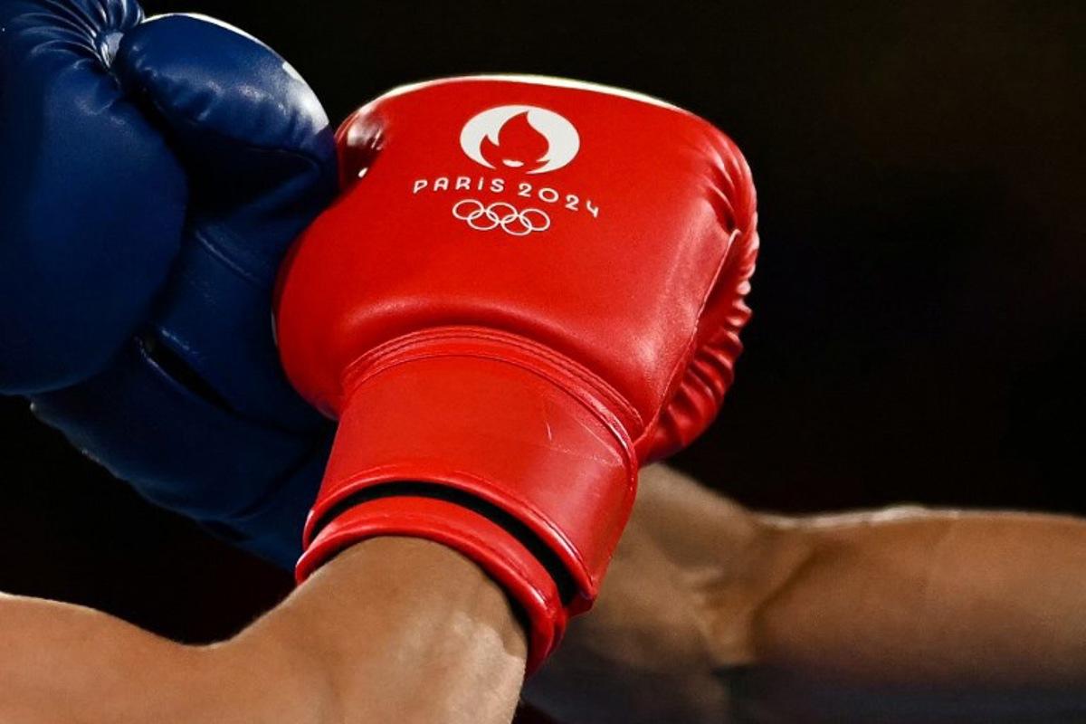 Kyrgyzstan's Munarbek Seiitbek Uulu and Bulgaria's Javier Ibanez Diaz (Blue) compete in the men's 57kg semi-final boxing match during the Paris 2024 Olympic Games at the Roland-Garros Stadium, in Paris on August 8, 2024. Mauro PIMENTEL / AFP