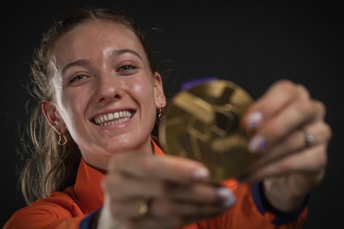 Gold medallist Netherlands' Femke Bol poses for portraits during a studio photo session with her medal for the women's 400m hurdles final on the sidelines the World Athletics Championships in Tokyo on September 20, 2025. Andrej ISAKOVIC / AFP