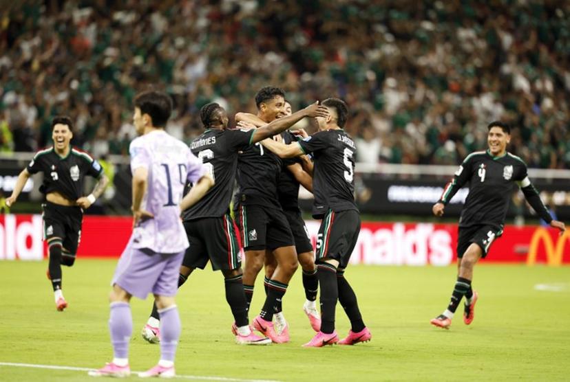 Mexico's midfielder #07 Luis Romo celebrates with teammates scoring his team's first goal during the 2026 World Cup Group A football match between Mexico and South Korea at the Guadalajara Stadium in Zapopan on June 18, 2026. Ulises RUIZ / AFP
