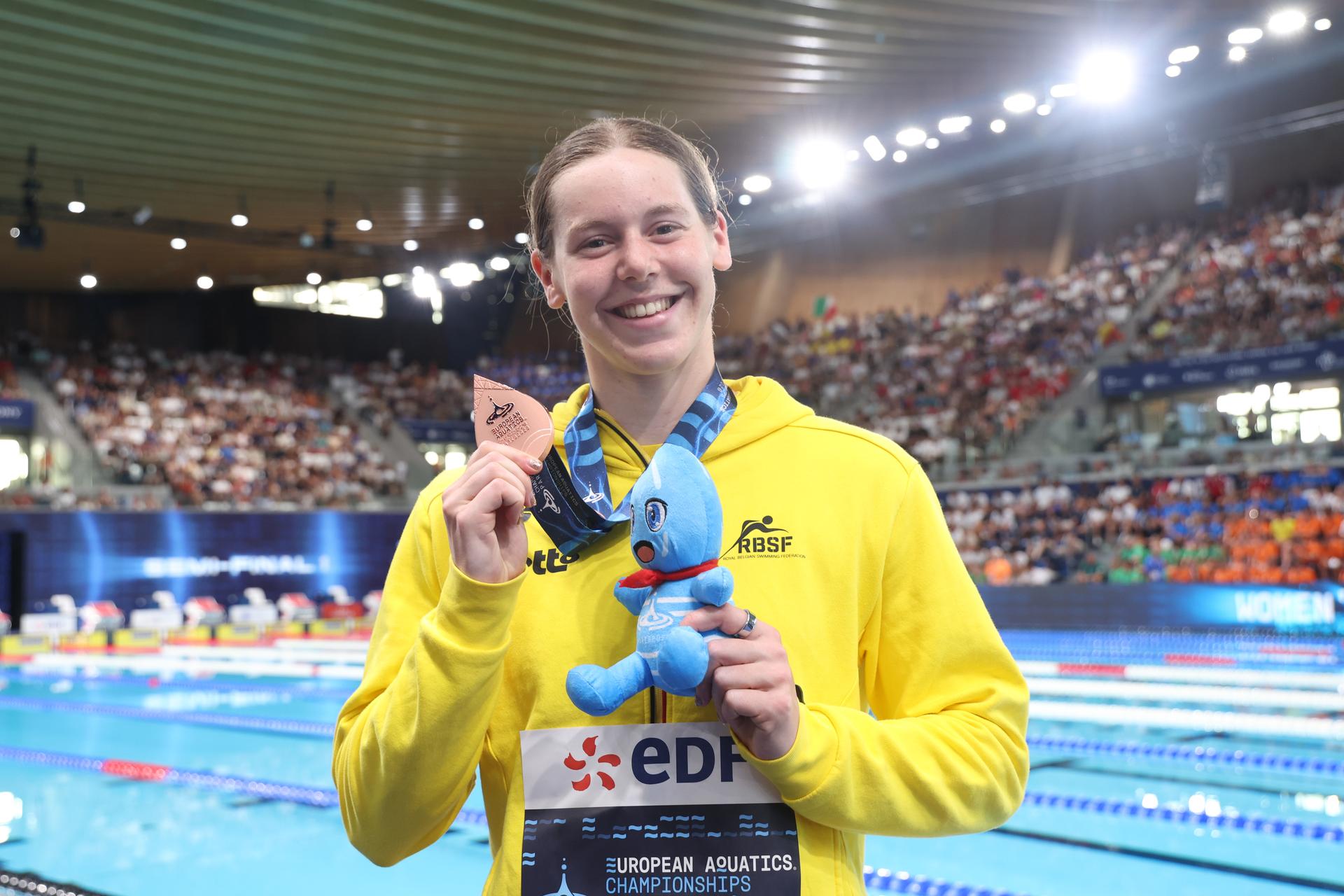 Belgian athlete Roos Vanotterdijk celebrates with her bronze medal after the podium of the Women's 200m medley race at the European Aquatics Championships in Paris, France on Saturday 15 August 2026. BELGA PHOTO VIRGINIE LEFOUR