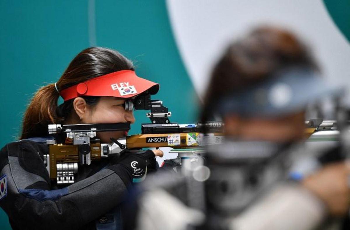Jung Eunhea (L) of South Korea competes in the final of the women's 10 m air rifle at the 2018 Asian Games in Palembang on August 20, 2018. ADEK BERRY / AFP