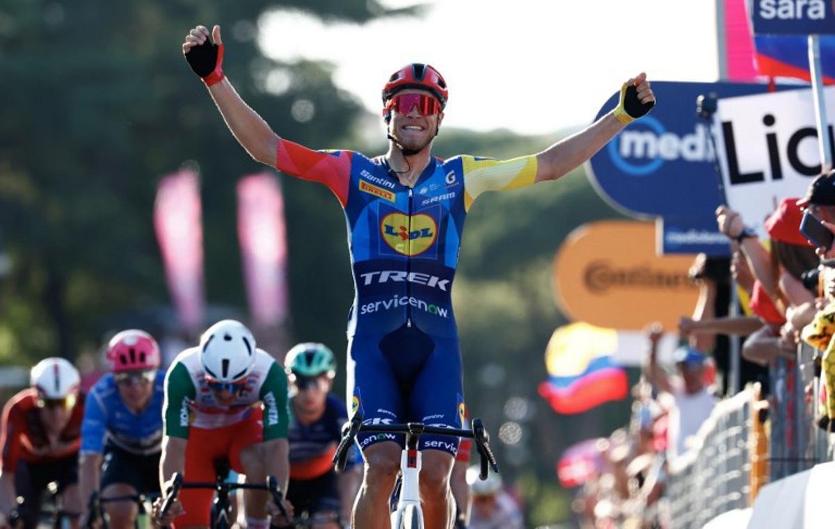 Lidl - Trek Italian rider Jonathan Milan celebrates as he crossing the finish line to win the 21th stage of the Giro d'Italia 2026 - Tour of Italy cycling race of 131km from Rome to Rome, Italy, on May 31, 2026. Luca Bettini / AFP