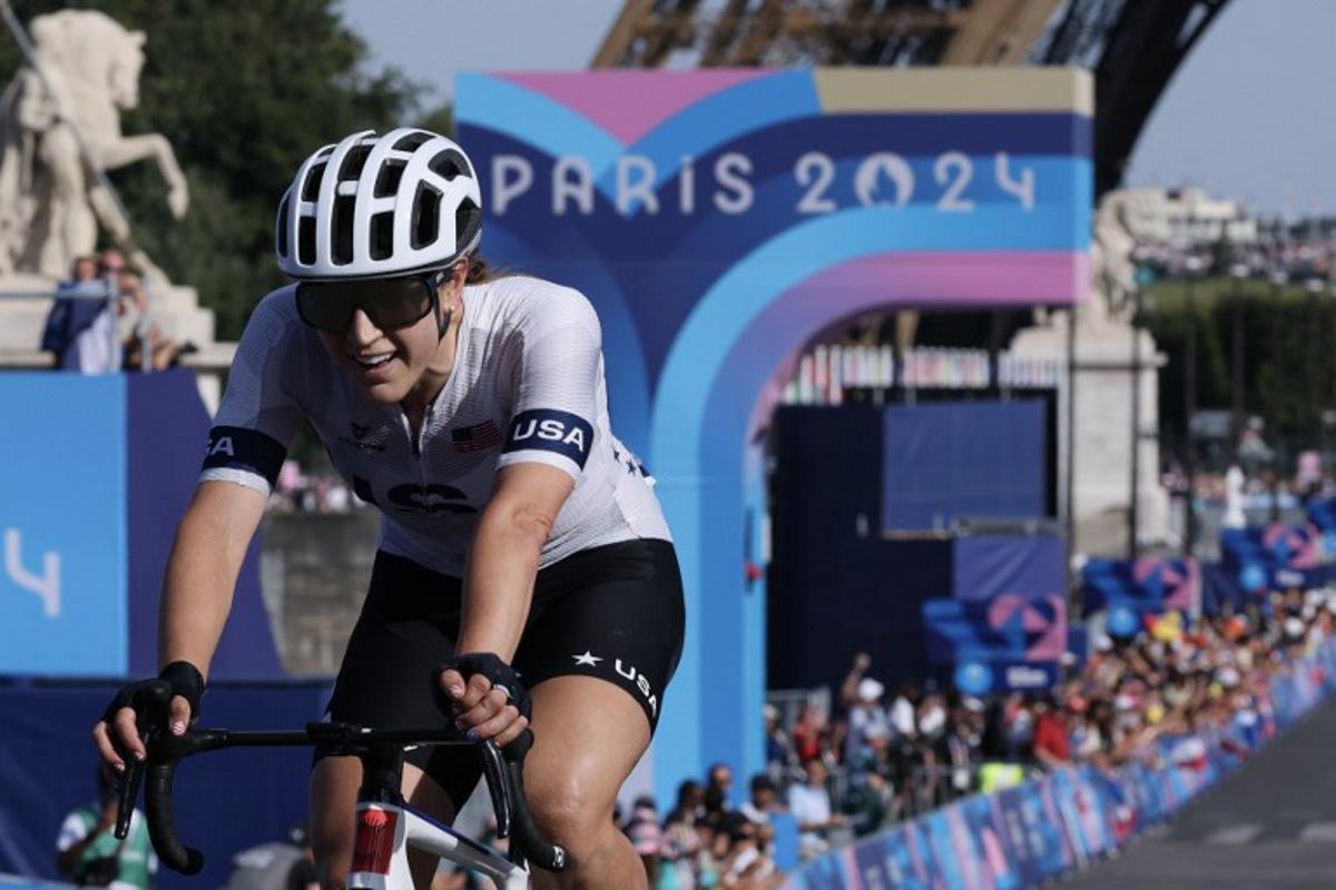 US' Kristen Faulkner cycles past the finish line to win the women's cycling road race during the Paris 2024 Olympic Games in Paris, on August 4, 2024. David GRAY / AFP
