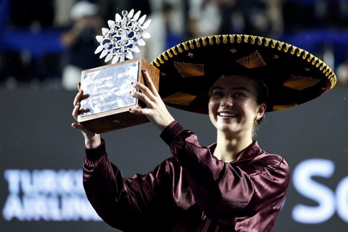 US Iva Jovic lifts the trophy after winning the women's singles final match of the WTA Guadalajara Open tournament at the Panamerican Tennis Center in Zapopan, Mexico on September 19, 2026. ULISES RUIZ / AFP