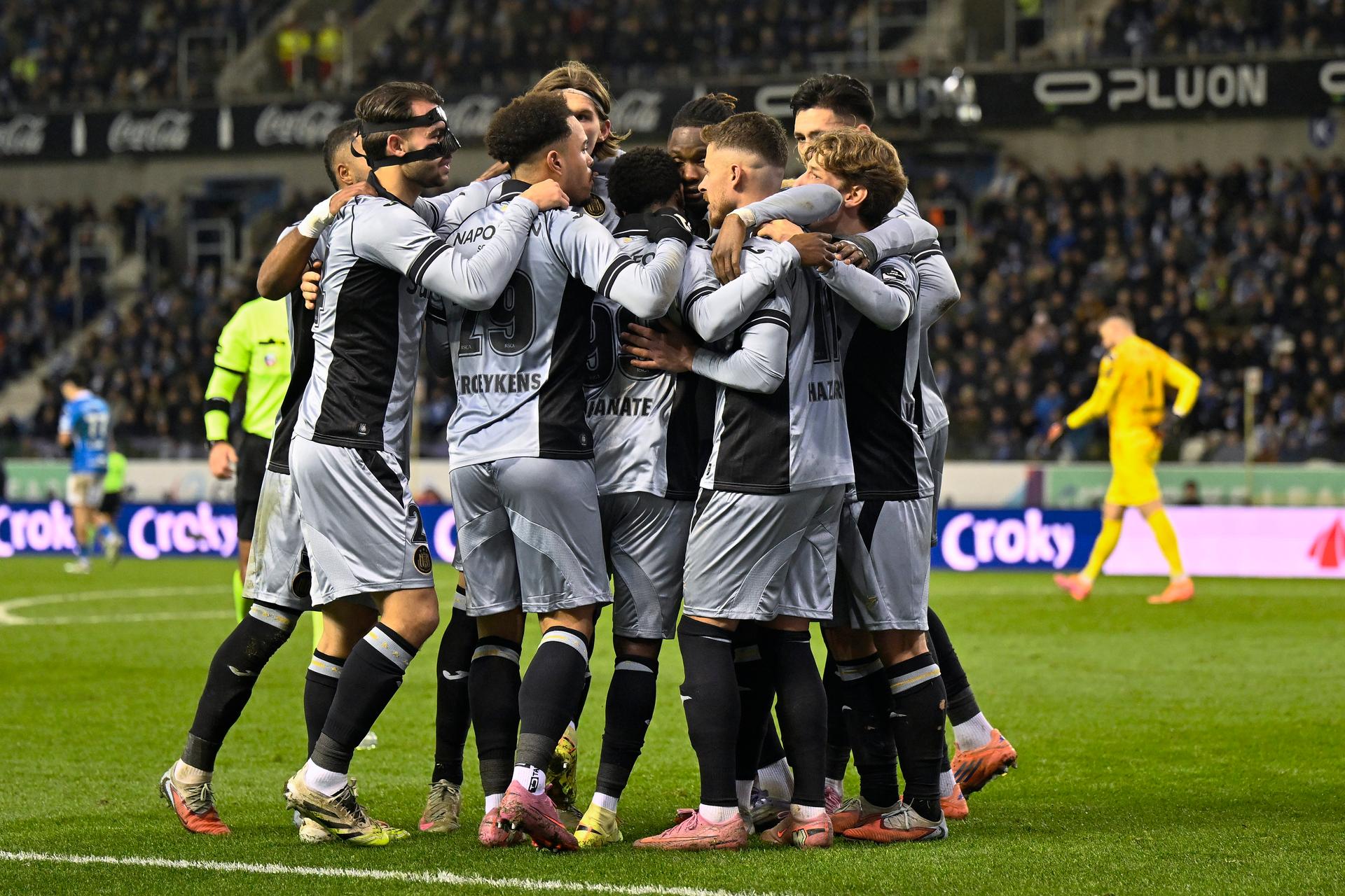 Anderlecht's players celebrate after scoring during a soccer game between KRC Genk and RSC Anderlecht, in the 1/8 final of the Croky Cup Belgian cup, Thursday 04 December 2025 in Genk. BELGA PHOTO JOHAN EYCKENS