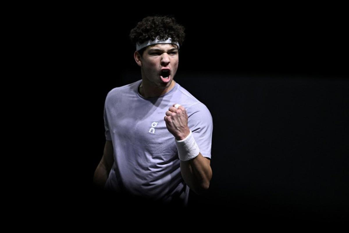 US Ben Shelton reacts after a point as he plays against Russia's Andrey Rublev during their men's singles match on day four of the Paris ATP Masters 1000 tennis tournament at the Paris La Défense Arena in Nanterre, on the outskirts of Paris, on October 30, 2025.  JULIEN DE ROSA / AFP