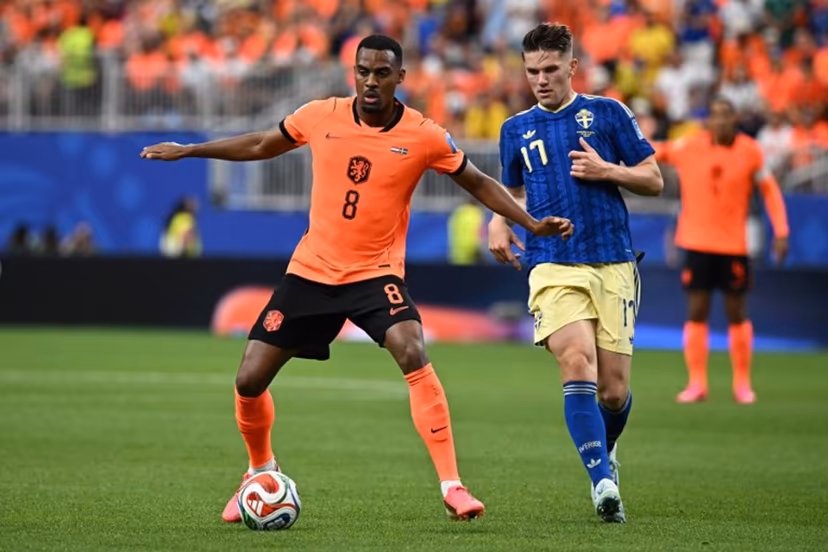 Netherlands' midfielder #08 Ryan Gravenberch (L) fights for the ball with Sweden's forward #17 Viktor Gyokeres during the 2026 World Cup Group F football match between the Netherlands and Sweden at the Houston Stadium in Houston on June 20, 2026. Paul ELLIS / AFP