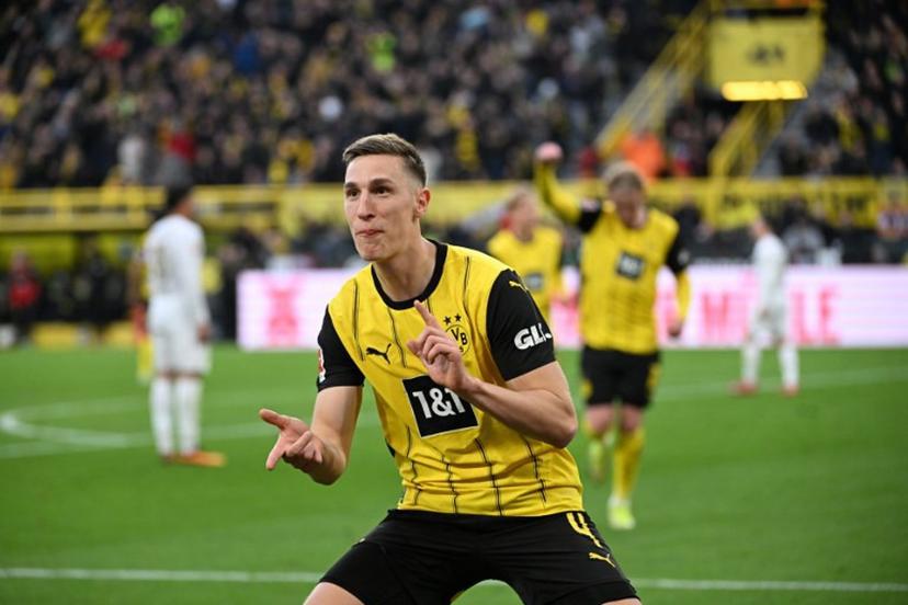 Dortmund's German defender #04 Nico Schlotterbeck celebrates after his team's 3-0 goal during the German first division Bundesliga football match between BVB Borussia Dortmund and Mainz 05 in Dortmund, western Germany, on March 30, 2025. UWE KRAFT / AFP