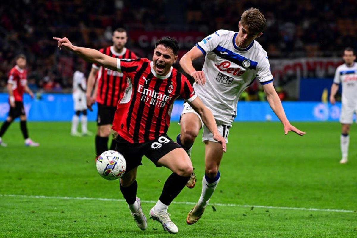 AC Milan's Italian forward #99 Riccardo Sottil (L) fights for the ball with Atalanta's Belgian forward #17 Charles De Ketelaere during the Italian Serie A football match between AC Milan and Atalanta Bergamo at the San Siro stadium in Milan, on April 20, 2025. Piero CRUCIATTI / AFP