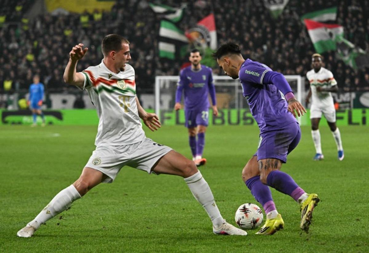 Ferencvaros' Belgian defender #28 Toon Raemaekers (L) and Sporting Braga's Uruguayan midfielder #10 Rodrigo Zalazar vie for the ball during the UEFA Europa League - Last 16 - first leg football match Ferencvaros v Sporting Braga in Budapest, Hungary, on March 12, 2026. Attila KISBENEDEK / AFP