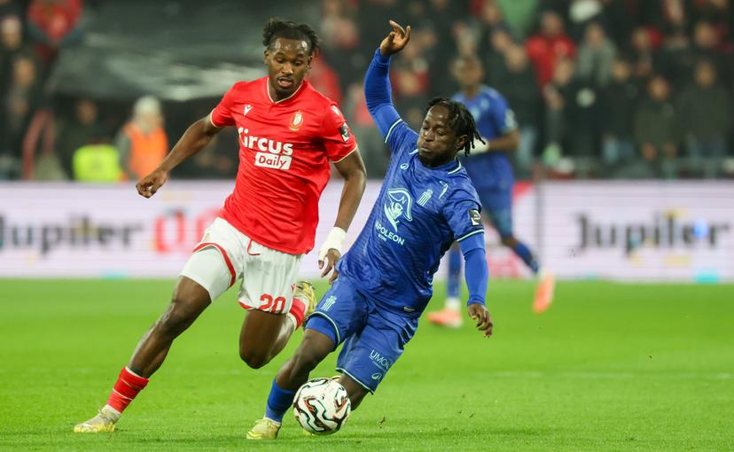 Standard's Ibrahim Karamoko and Charleroi's Parfait Guiagon fight for the ball during a soccer match between Standard de Liege and Sporting Charleroi, Friday 31 October 2025 in Liege, on day 13 of the 2025-2026 'Jupiler Pro League' first division of the Belgian championship. BELGA PHOTO VIRGINIE LEFOUR
