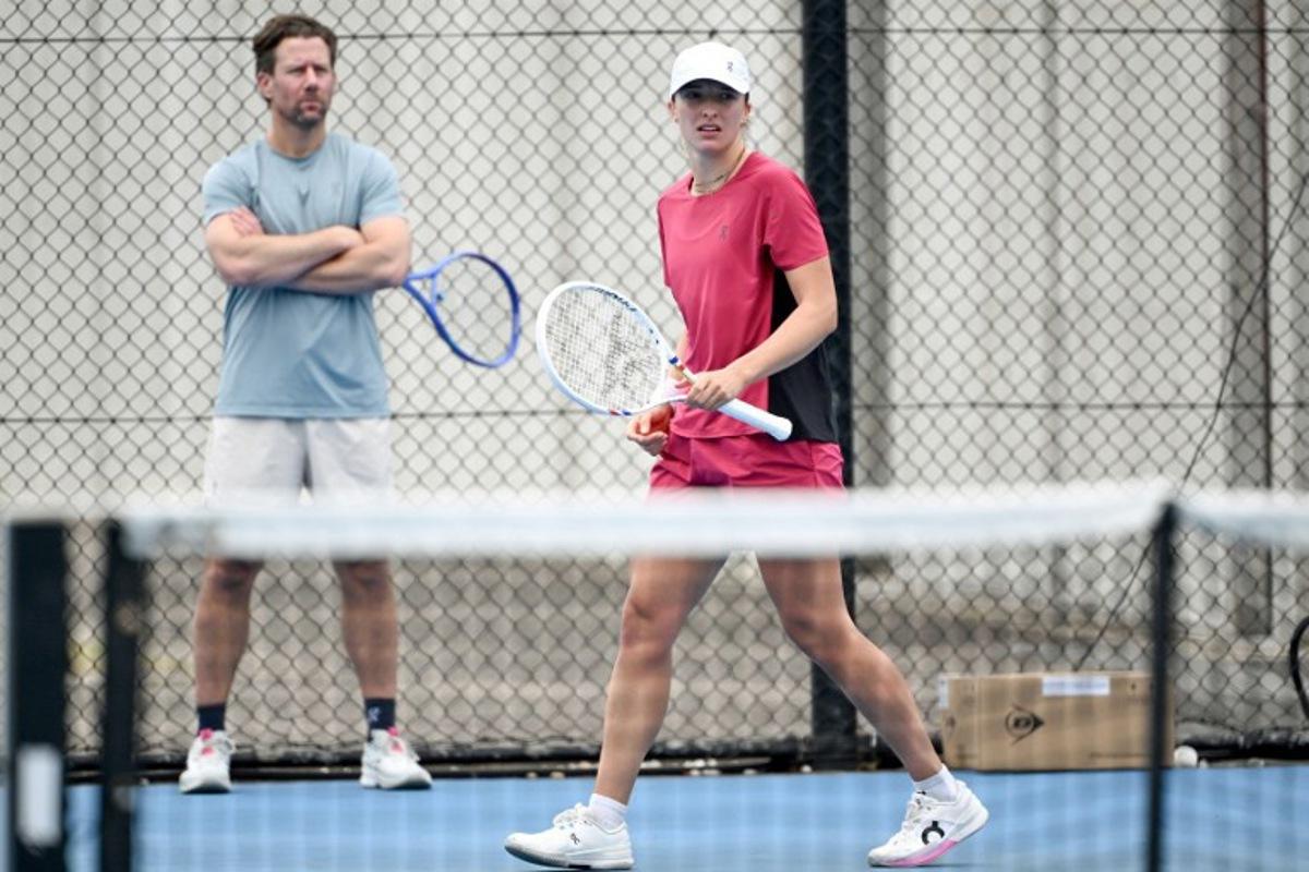 Poland's Iga Swiatek (R) attends a practice session ahead of the United Cup tennis tournament in Sydney on January 2, 2026. Saeed KHAN / AFP