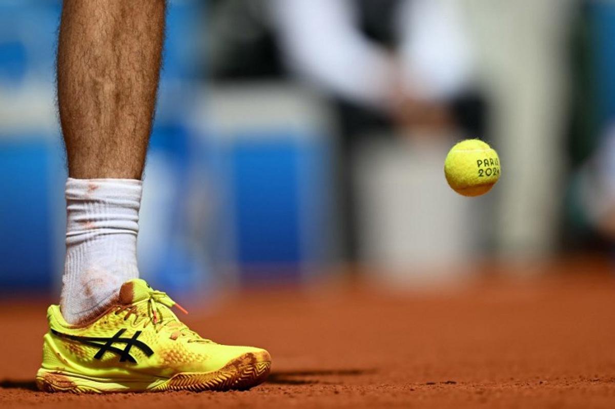 US' Taylor Fritz prepares to serve to Britain's Jack Draper during their men's singles second round tennis match on Court Suzanne-Lenglen at the Roland-Garros Stadium during the Paris 2024 Olympic Games, in Paris on July 30, 2024. MARTIN BERNETTI / AFP