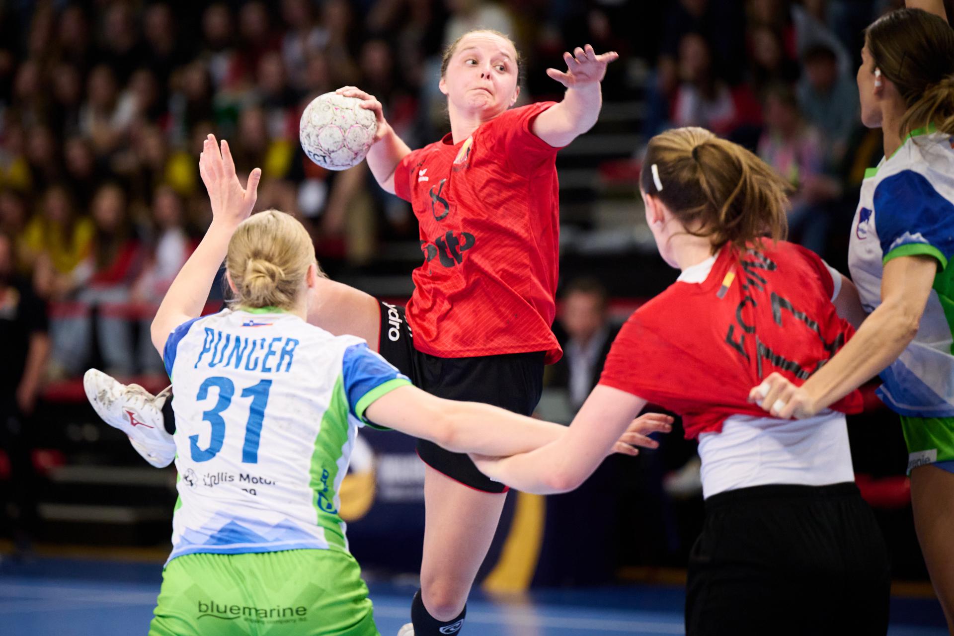 ATTENTION EDITORS - HAND OUT PICTURES - EDITORIAL USE WITH STORY ON HANDBALL ONLY - MANDATORY CREDIT ALAIN DECAMPS Hand out pictures released by Alain Decamps shows Belgium's Nele Antonissen in action during the handball game between the Black Arrows, Belgium national women handball team, and Slovenia, a Qualifier Phase 2 Euro 2026 game on Wednesday 08 April 2026 in Hasselt. HAND OUT - ALAIN DECAMPS Belga and Belga Editorial Board decline all responsibility regarding the content of this picture.