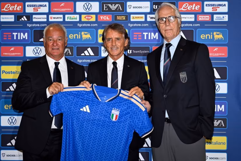 Newly appointed Italy head coach Roberto Mancini (C) poses with Claudio Ranieri (L), technical director of the Italian Football Federation (FIGC), and the President of the FIGC, Giovanni Malago (R), before a press conference in Rome on July 29, 2026. Roberto Mancini has been named the head coach of Italy national team for a second time, tasked with revitalising the Azzurri who have missed out on the last three World Cups, FIGC president said on July 29, 2026. Tiziana FABI / AFP