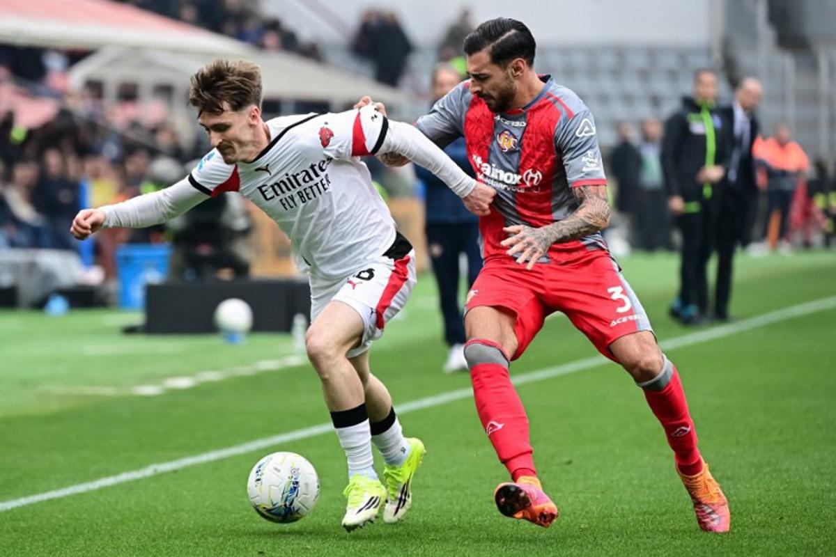 AC Milan's Belgian midfielder #56 Alexis Saelemaekers fights for the ball with Cremonese's Italian defender #3 Giuseppe Pezzella during the Italian Serie A football match between Cremonese and AC Milan at the Giovanni Zini Stadium in Cremona on March 1, 2026. Piero CRUCIATTI / AFP
