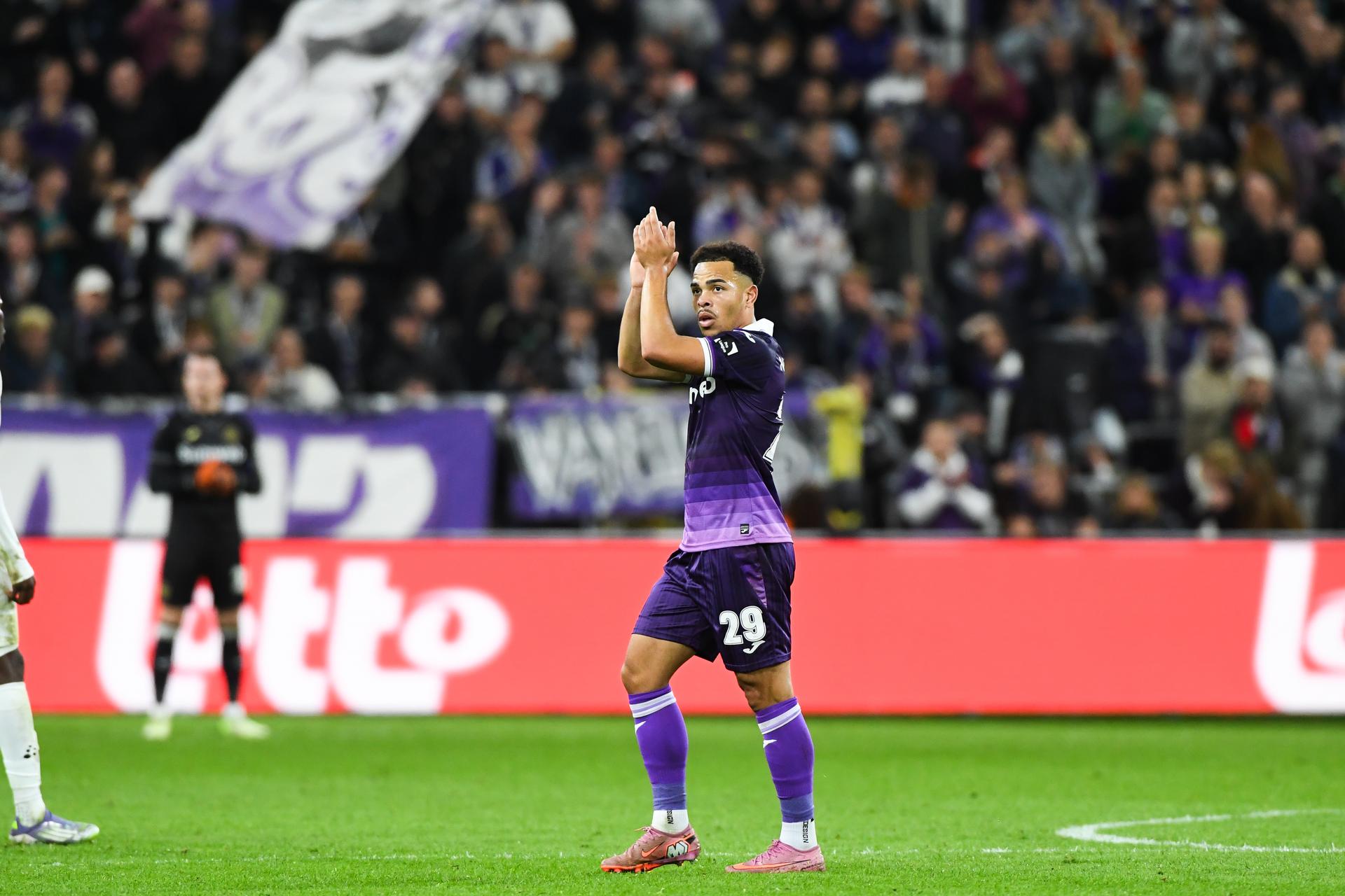 Anderlecht's Mario Stroeykens greets the public at a soccer match between RSC Anderlecht and KAA Gent, Tuesday 23 September 2025 in Anderlecht, a postponed game of day 5 of the 2025-2026 'Jupiler Pro League' first division of the Belgian championship. BELGA PHOTO JILL DELSAUX