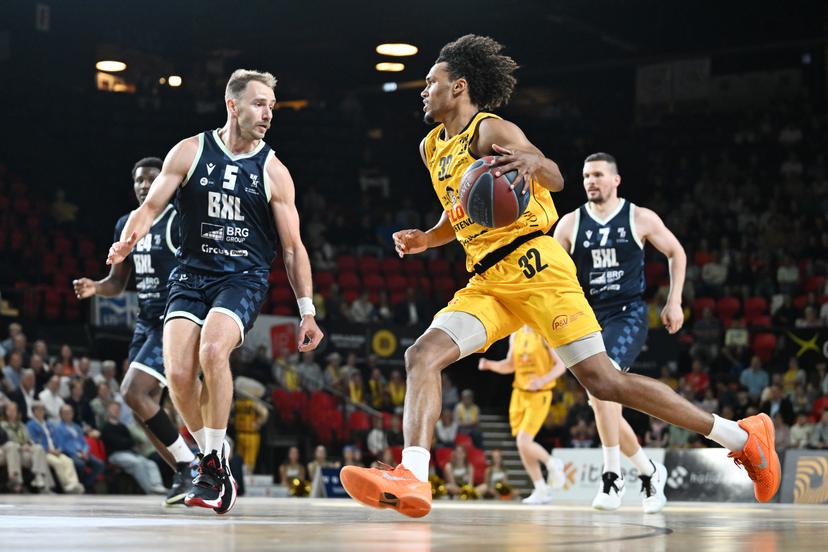 Brussels' Alexandre Libert and Oostende's Tytan Anderson fight for the ball during a basketball match between BC Oostende and Brussels Basketball, Saturday 09 May 2026, in Oostende, on the day 34th and last day of the 'BNXT League' Belgian/ Dutch first division basket championship. BELGA PHOTO MAARTEN STRAETEMANS