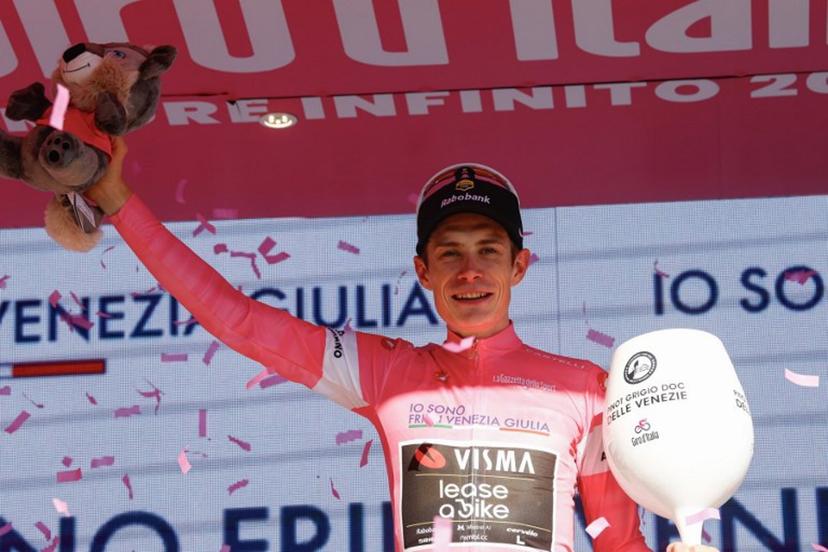 Team Visma Lease a Bike Danish rider Jonas Vingegaard celebrates on the podium with the overall leader's pink jersey after the 19th stage of the Giro d'Italia 2026 - Tour of Italy cycling race between Feltre and Alleghe, Italy, on May 29, 2026. Luca Bettini / AFP
