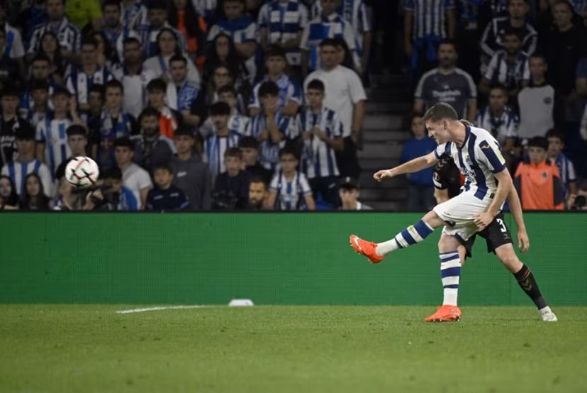 Real Sociedad's Spanish forward #17 Sergio Gomez scores his team's first goal during the UEFA Europa League 1st round day 1 football match between Real Sociedad and AFC Bournemouth at Anoeta Stadium in San Sebastian on September 17, 2026. ANDER GILLENEA / AFP