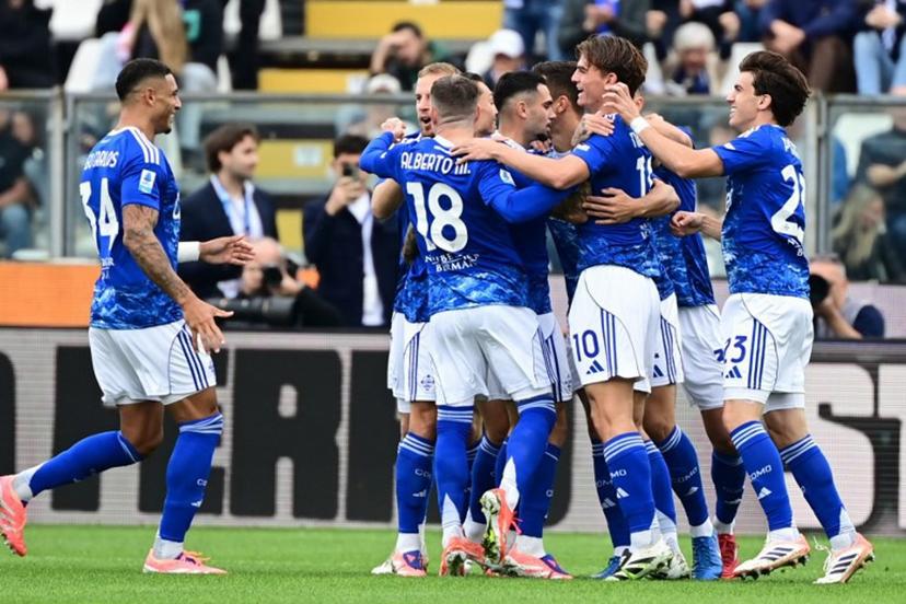 Como's German defender #2 Marc Oliver Kempf celebrates with teammates after scoring his team first goal during the Italian Serie A football match between Como and Juventus at the Giuseppe Sinigaglia Stadium in Como, Italy on October 19, 2025 Piero CRUCIATTI / AFP
