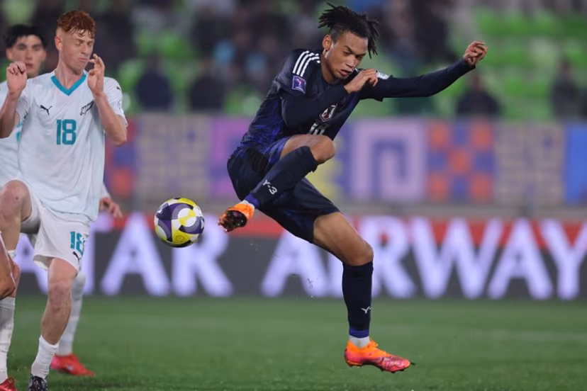 New Zeland's midfielder #18 Finn McKenlay and Japan's midfielder #18 Nelson Ishiwatari fight for the ball during the 2025 FIFA U-20 World Cup football match between New Zealand and Japan at the Elias Figueroa Stadium in Valparaiso, Chile on October 3, 2025. Javier TORRES / AFP