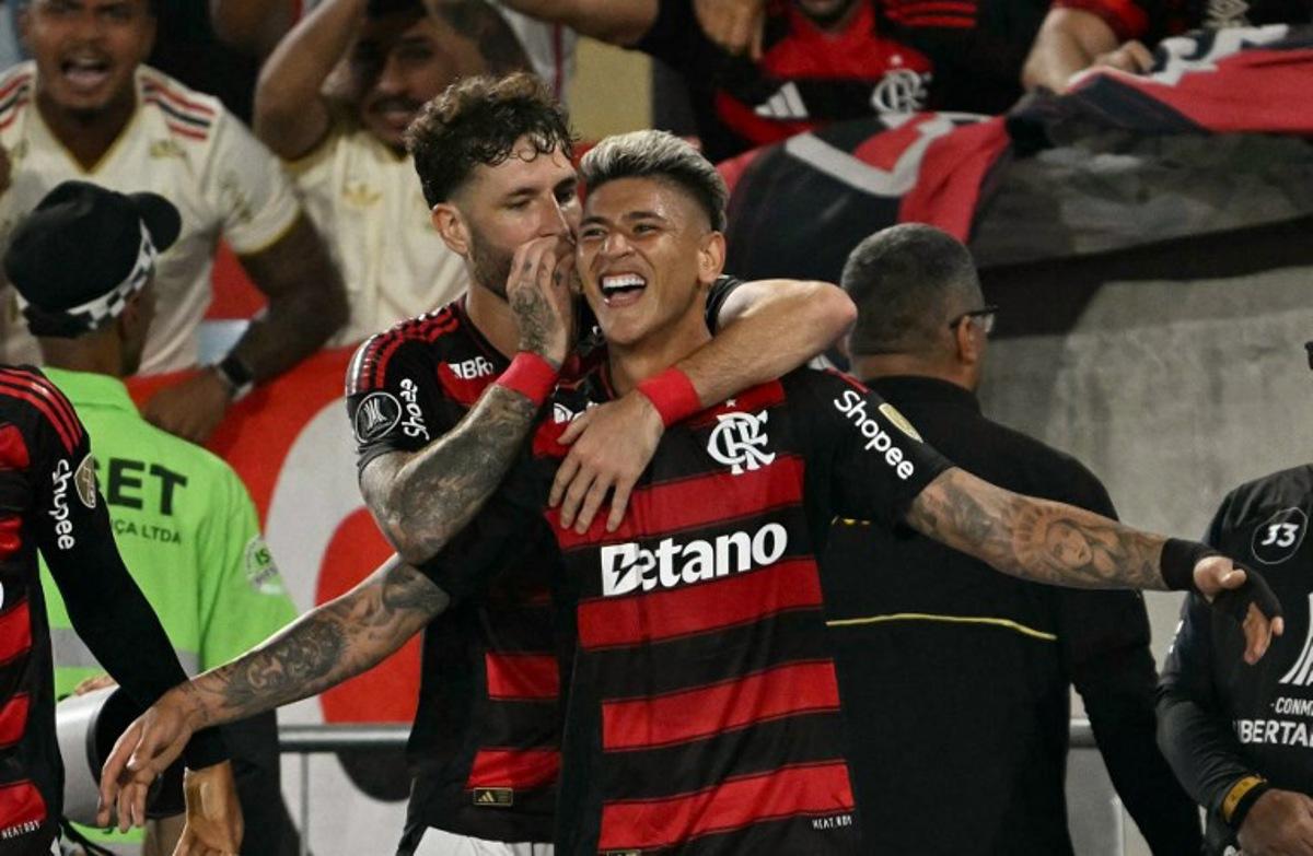 Flamengo's Colombian midfielder #15 Jorge Carrascal celebrates scoring his team's first goal during the Copa Libertadores semifinal first leg football match between Brazil's Flamengo and Argentina's Racing at the Maracana stadium in Rio de Janeiro, Brazil on October 22, 2025. Mauro PIMENTEL / AFP